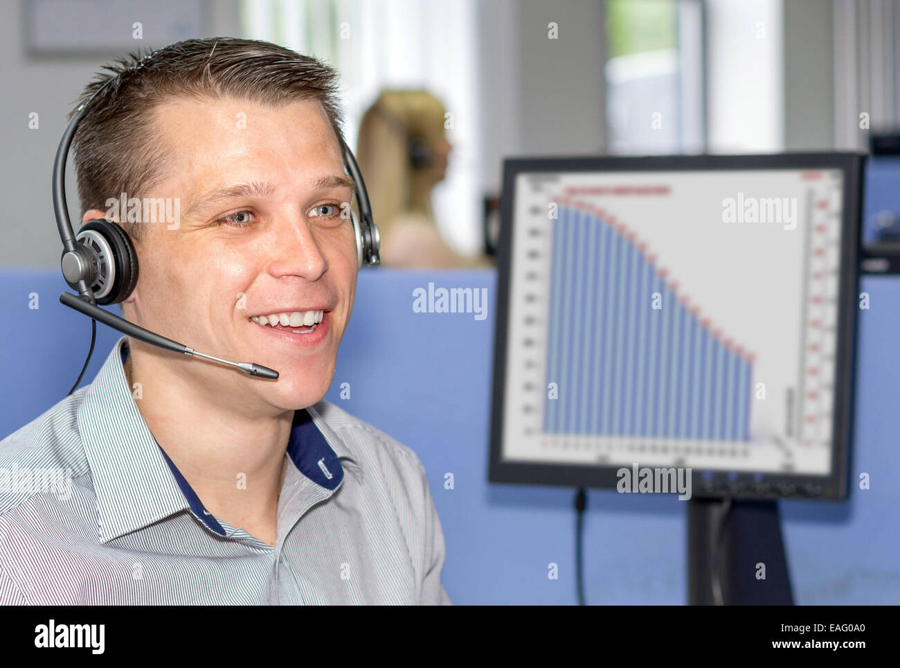 Call Center - 20er Jahre junge Mann trägt audio Kopfhörer im Telemarketing-Zentrum Stockfoto