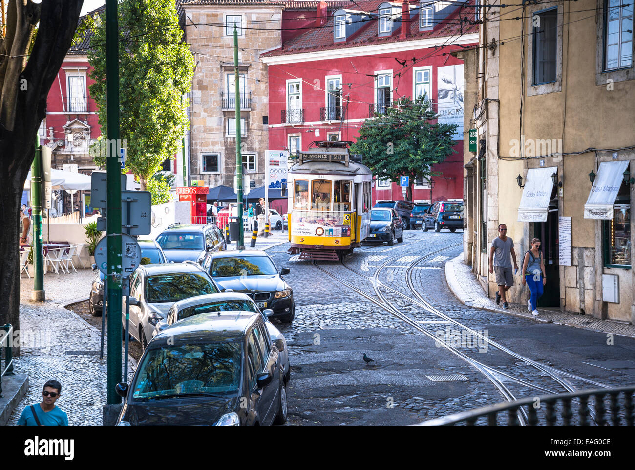 Straße in Alfama und Straßenbahn 28, Lissabon, Portugal Stockfoto