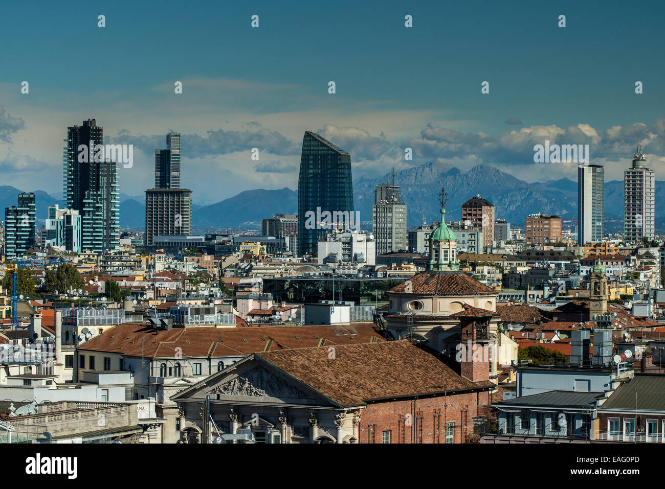 Die Skyline der Stadt mit den Alpen im Hintergrund, Mailand, Lombardei, Italien Stockfoto