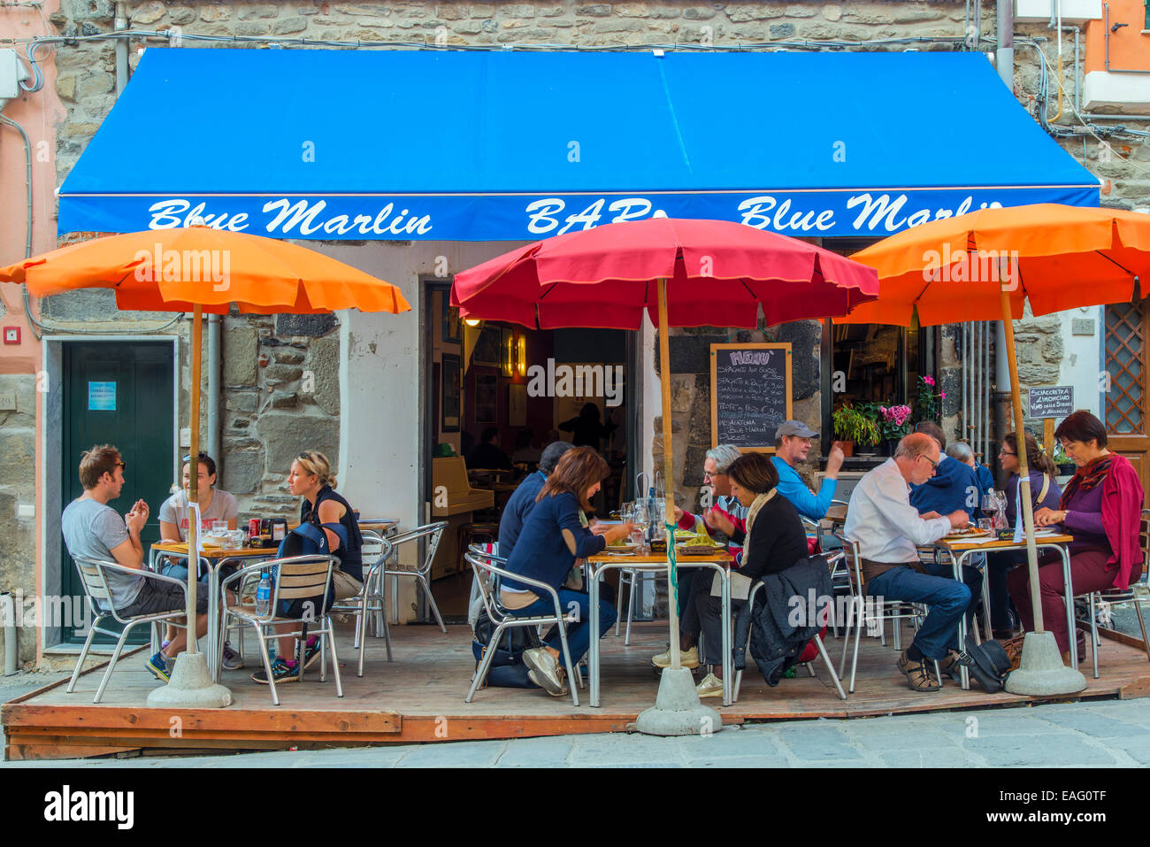 Touristen sitzen in einem Straßencafé, Vernazza, Cinque Terre, Ligurien, Italien Stockfoto