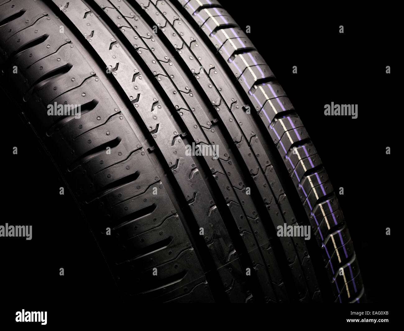 Pkw-Reifen, die isoliert auf schwarz Stockfoto