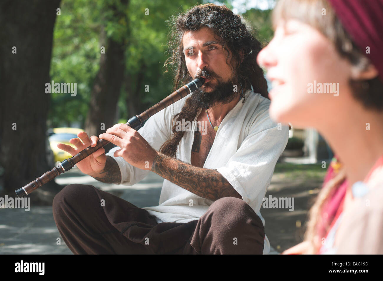 Straßenmusiker spielen und singen. Sonnigen Tag Stockfoto