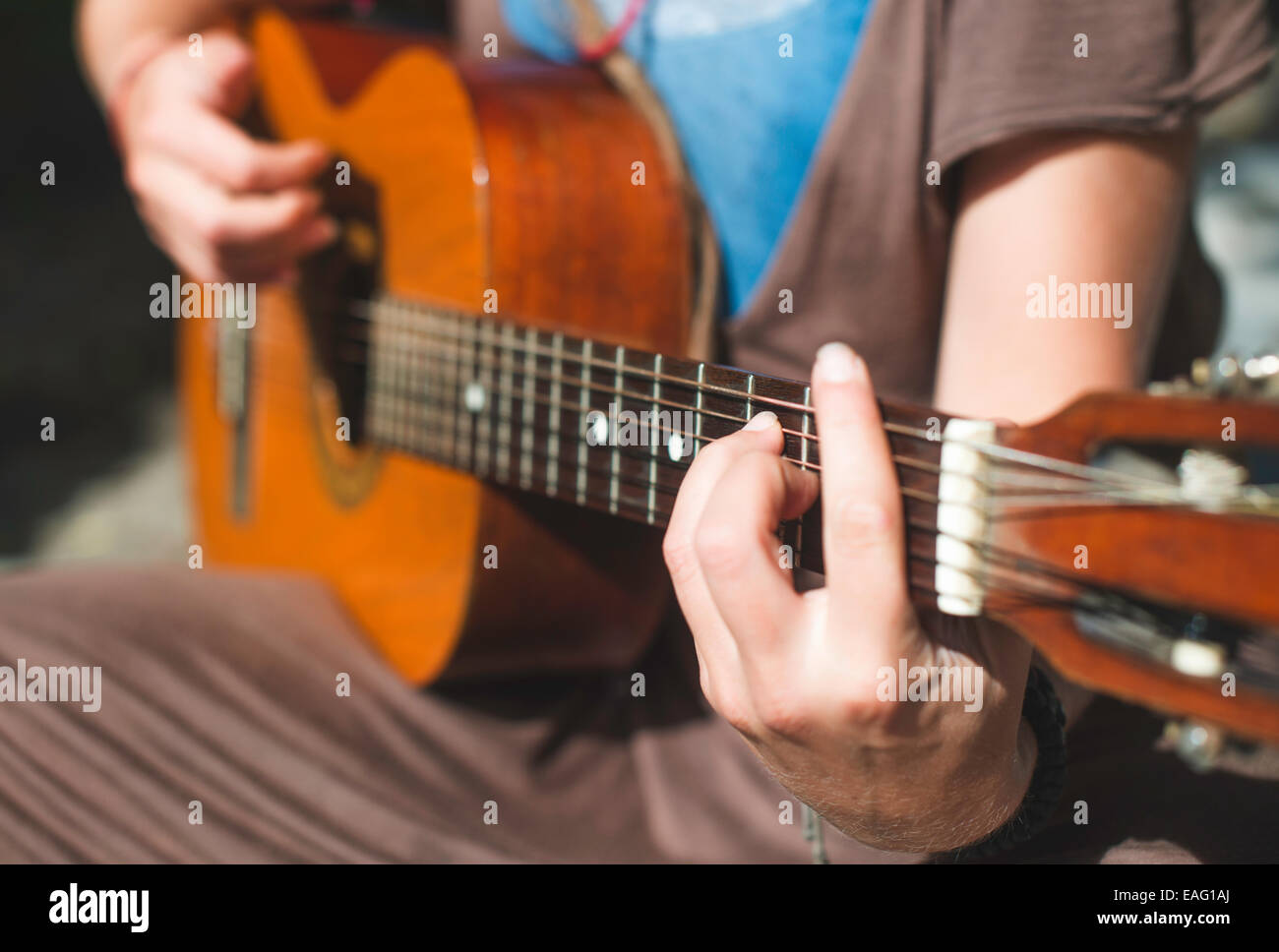 Mädchen spielt Gitarre auf der Straße. Sonnigen Tag Stockfoto