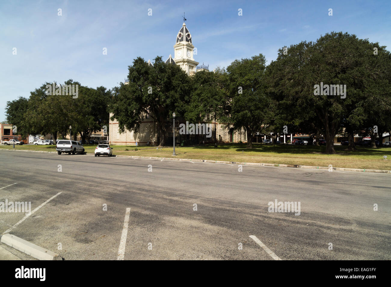 Südostecke des im Goliad County Courthouse in der Innenstadt von Goliad, Texas, USA Stockfoto
