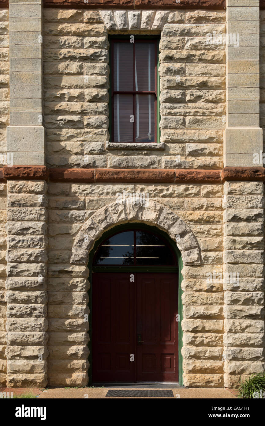 Südlicher Eingang zu den historischen Goliad County Courthouse in Goliad, Texas. Stockfoto