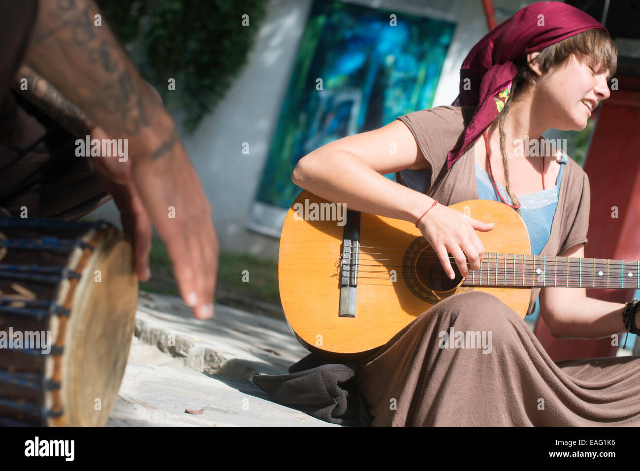 Straßenmusiker spielen Gitarre und Trommel Stockfoto