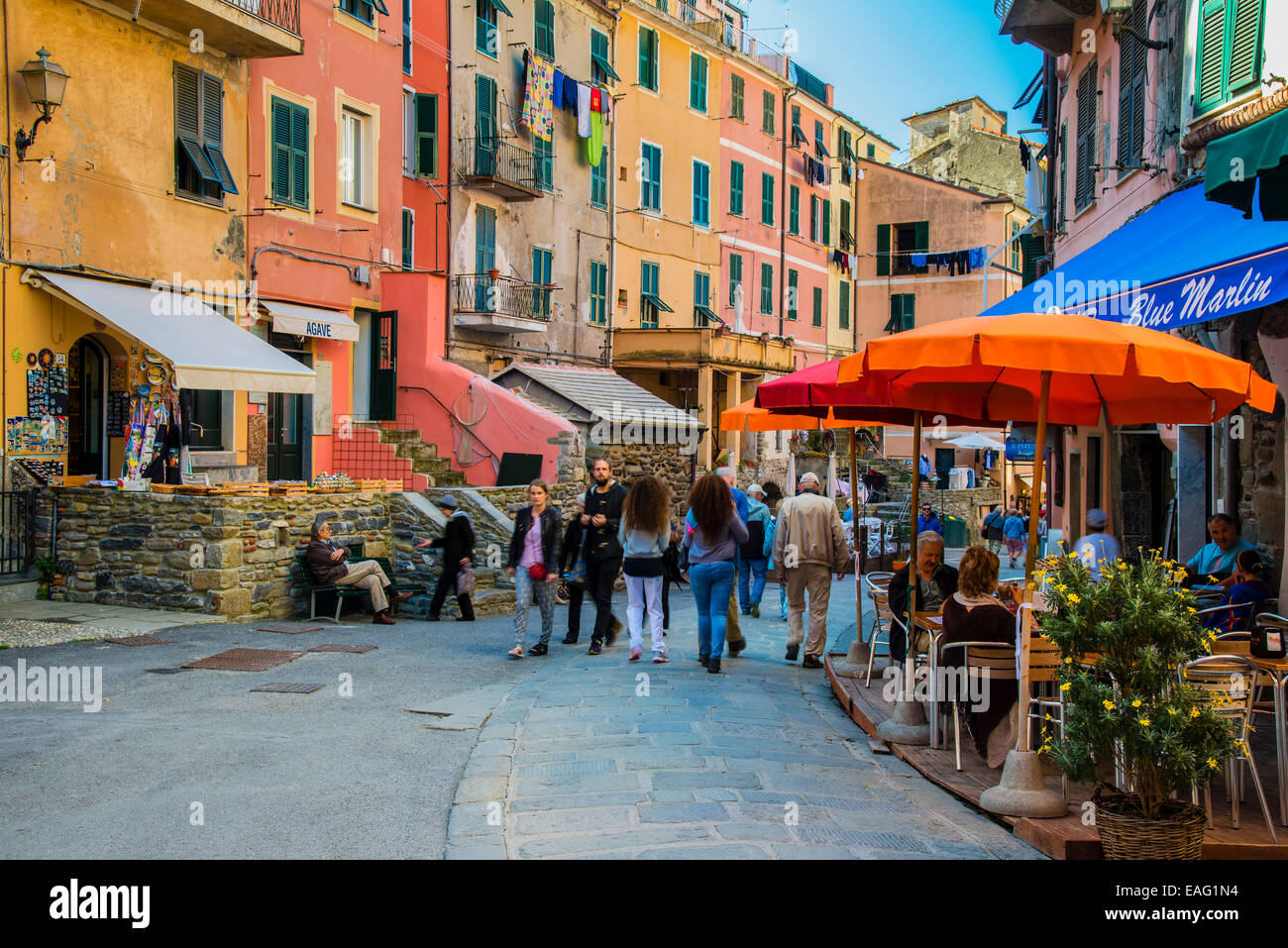 Hauptstraße in das Dorf der Cinque Terre von Vernazza, Ligurien, Italien Stockfoto