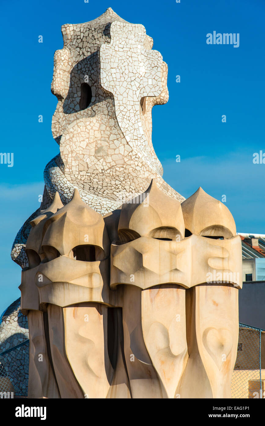 Kamine oder Belüftung Türme auf dem Dach des Casa Mila oder La Pedrera, Barcelona, Katalonien, Spanien Stockfoto