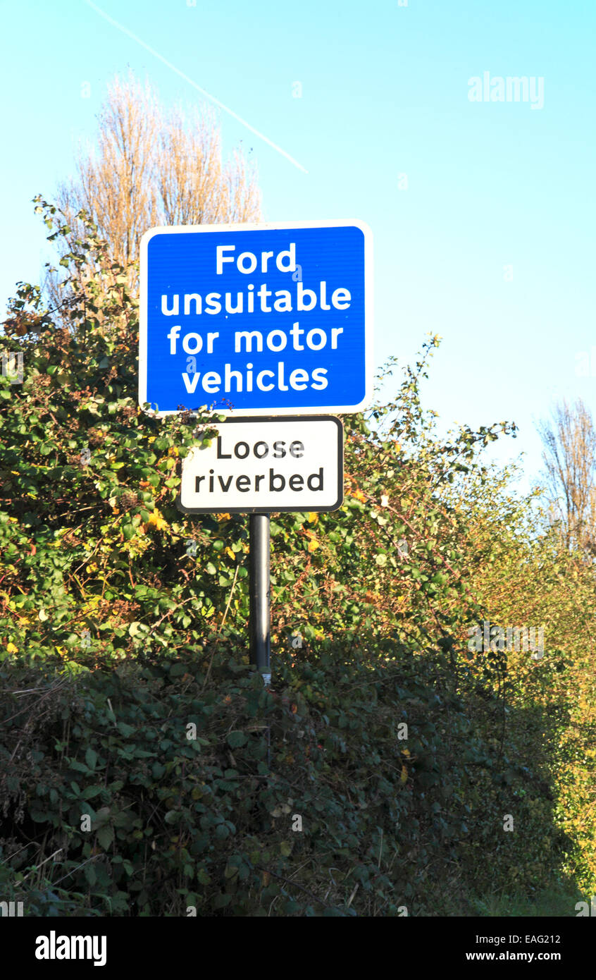 Ein Warnsignal für Kraftfahrzeuge, die Annäherung an die Furt bei Glandford, Norfolk, England, Vereinigtes Königreich. Stockfoto