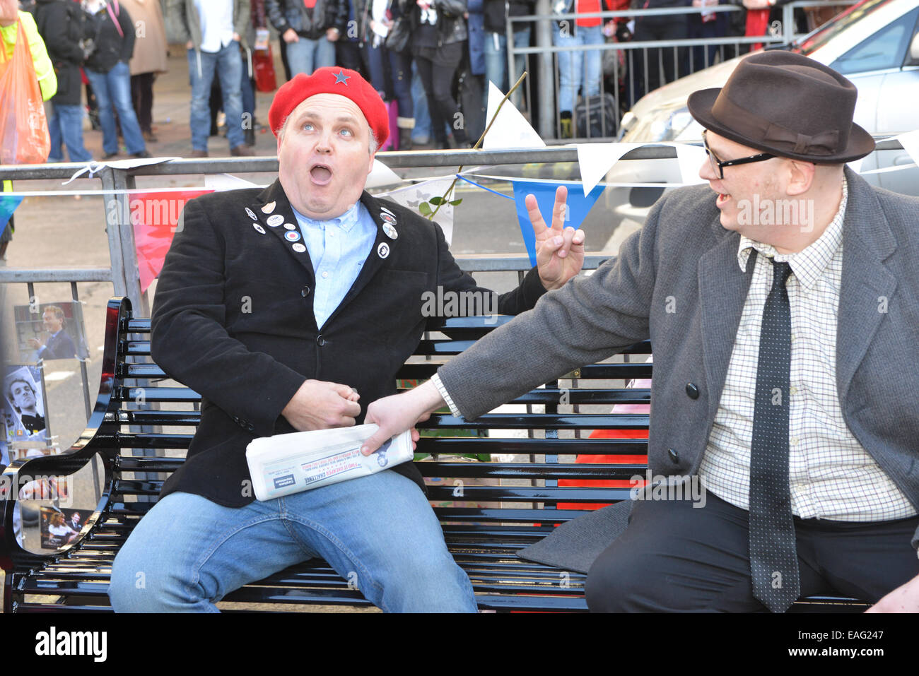 Hammersmith, London, UK. 14. November 2014. Zwei suchen ein gerne auf die neue Bank, Rik Mayall. Eine Bank in Erinnerung an den verstorbenen Komiker Rik Mayall und Star von The Young Ones und unten ist in Hammersmith vorgestellt. Bildnachweis: Matthew Chattle/Alamy Live-Nachrichten Stockfoto