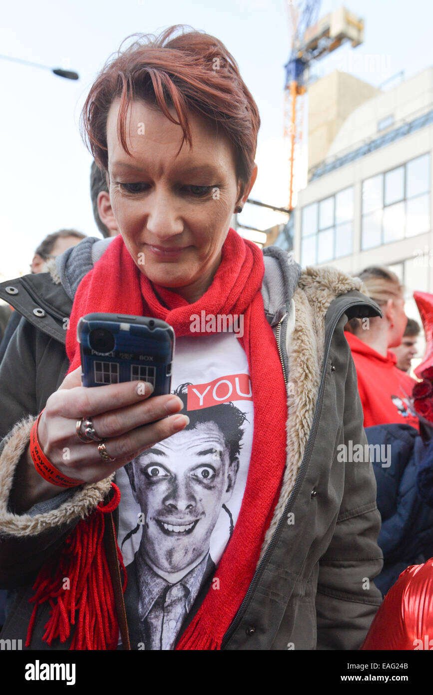 Hammersmith, London, UK. 14. November 2014.  Eine Bank in Erinnerung an den verstorbenen Komiker Rik Mayall und Star von The Young Ones und unten ist in Hammersmith vorgestellt. Bildnachweis: Matthew Chattle/Alamy Live-Nachrichten Stockfoto