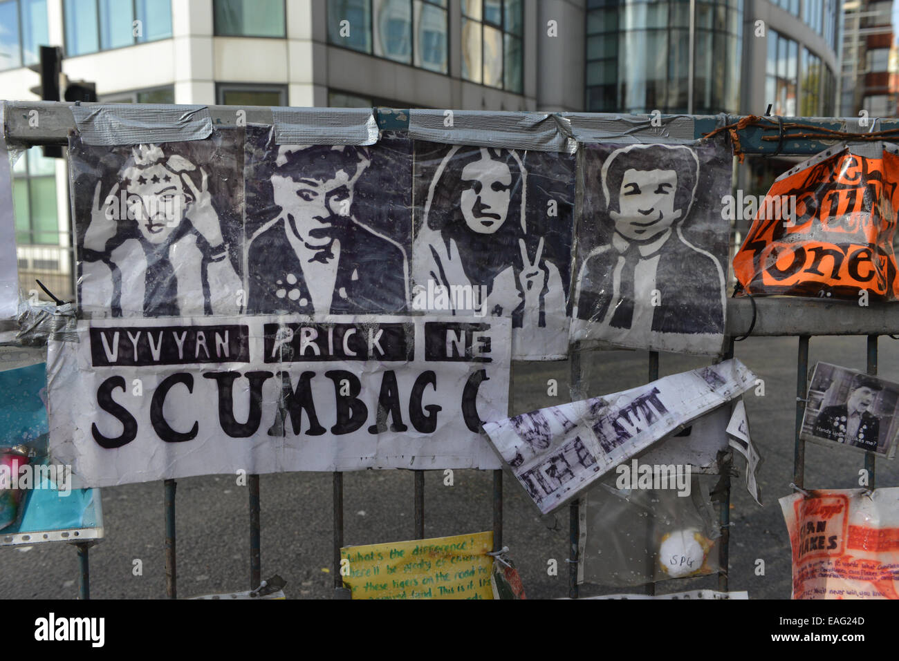 Hammersmith, London, UK. 14. November 2014.  Eine Bank in Erinnerung an den verstorbenen Komiker Rik Mayall und Star von The Young Ones und unten ist in Hammersmith vorgestellt. Bildnachweis: Matthew Chattle/Alamy Live-Nachrichten Stockfoto