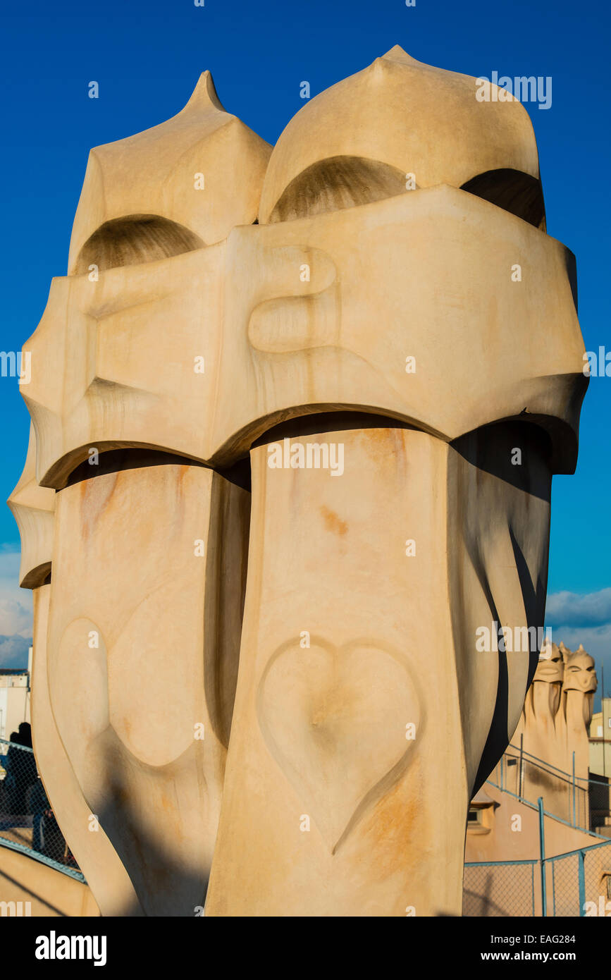 Kamine oder Belüftung Türme auf dem Dach des Casa Mila oder La Pedrera, Barcelona, Katalonien, Spanien Stockfoto