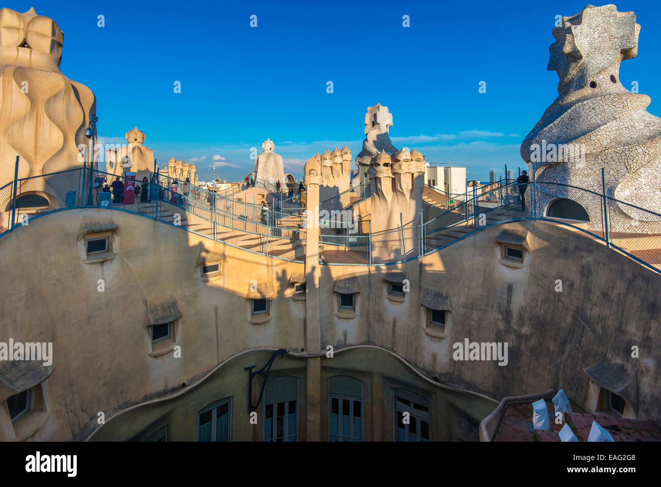 Kamine oder Belüftung Türme auf dem Dach des Casa Mila oder La Pedrera, Barcelona, Katalonien, Spanien Stockfoto