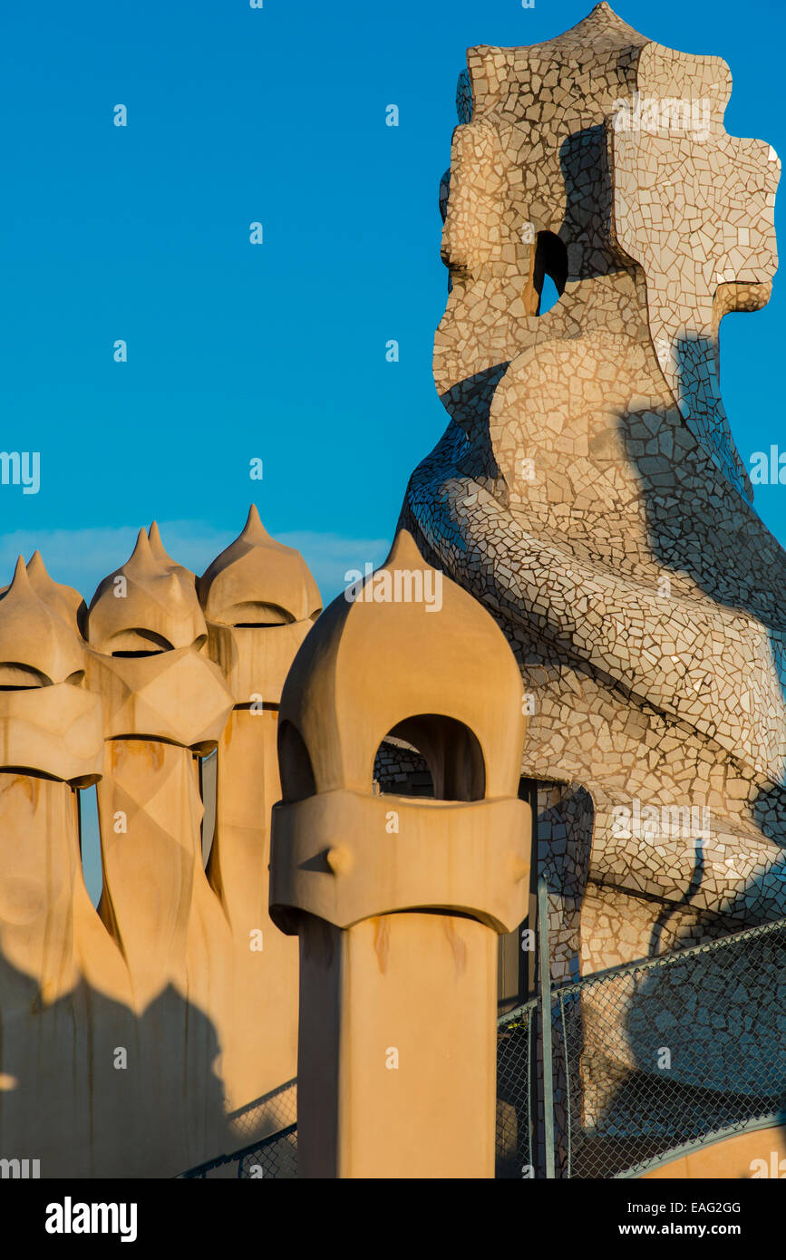 Kamine oder Belüftung Türme auf dem Dach des Casa Mila oder La Pedrera, Barcelona, Katalonien, Spanien Stockfoto
