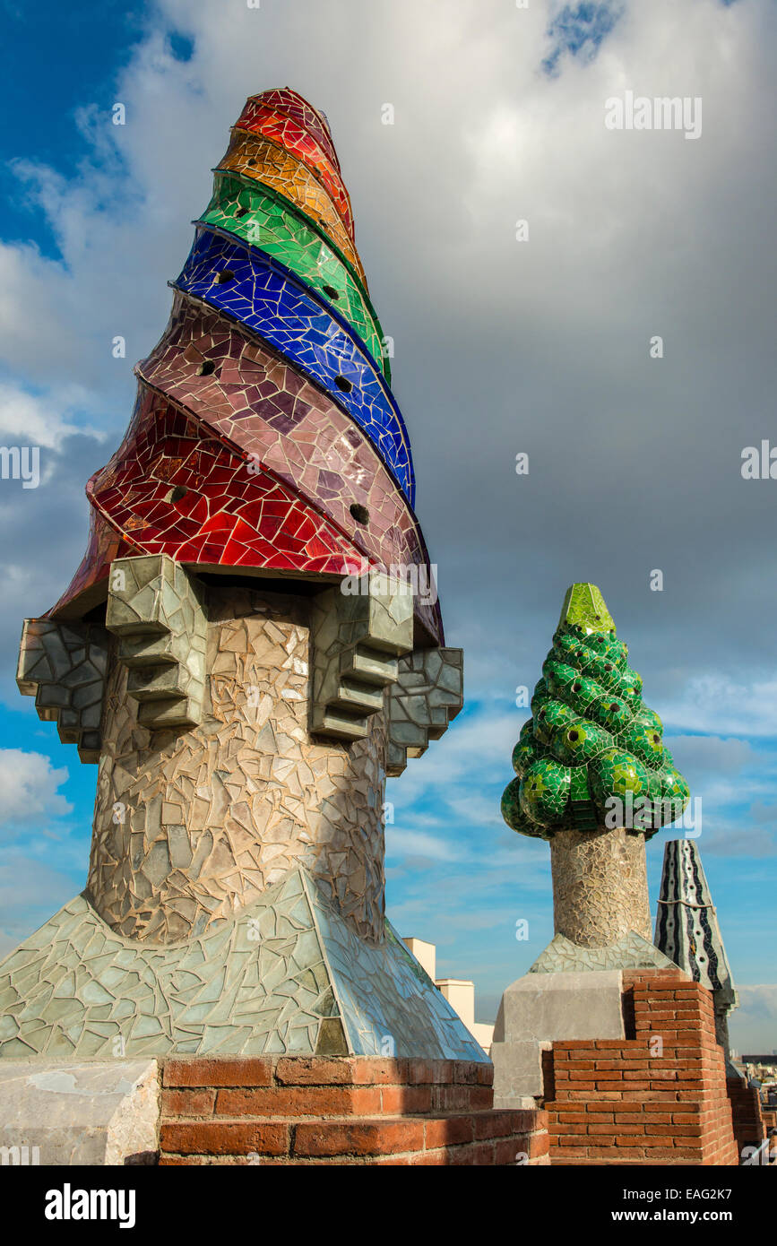 Buntes Mosaik Schornsteine, Palau Güell, Barcelona, Katalonien, Spanien Stockfoto