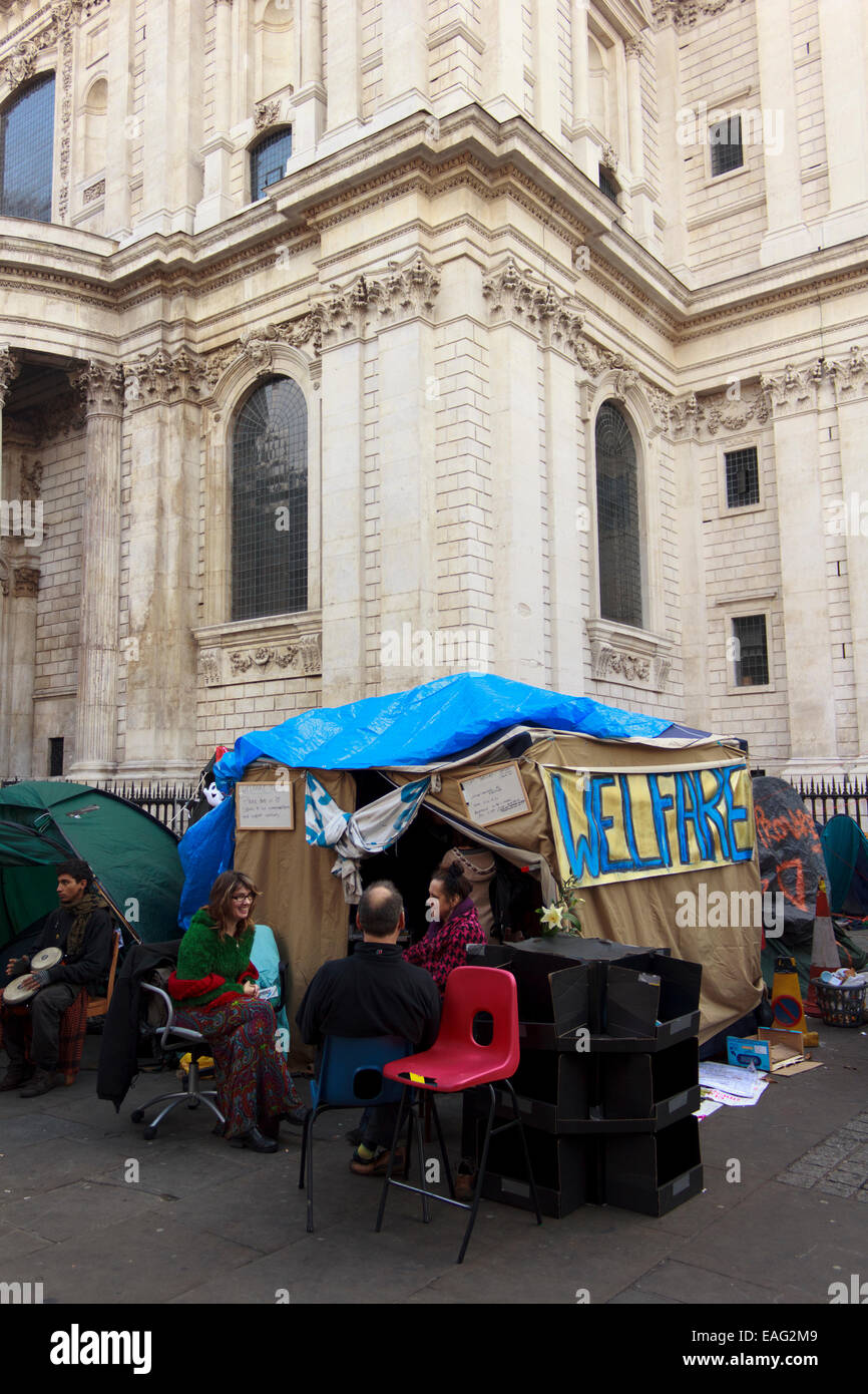 Besetzen Sie London Demonstranten Sit mit Wohlfahrt Banner unter der Zelte vor der St. Paul Kathedrale, London, UK. Stockfoto