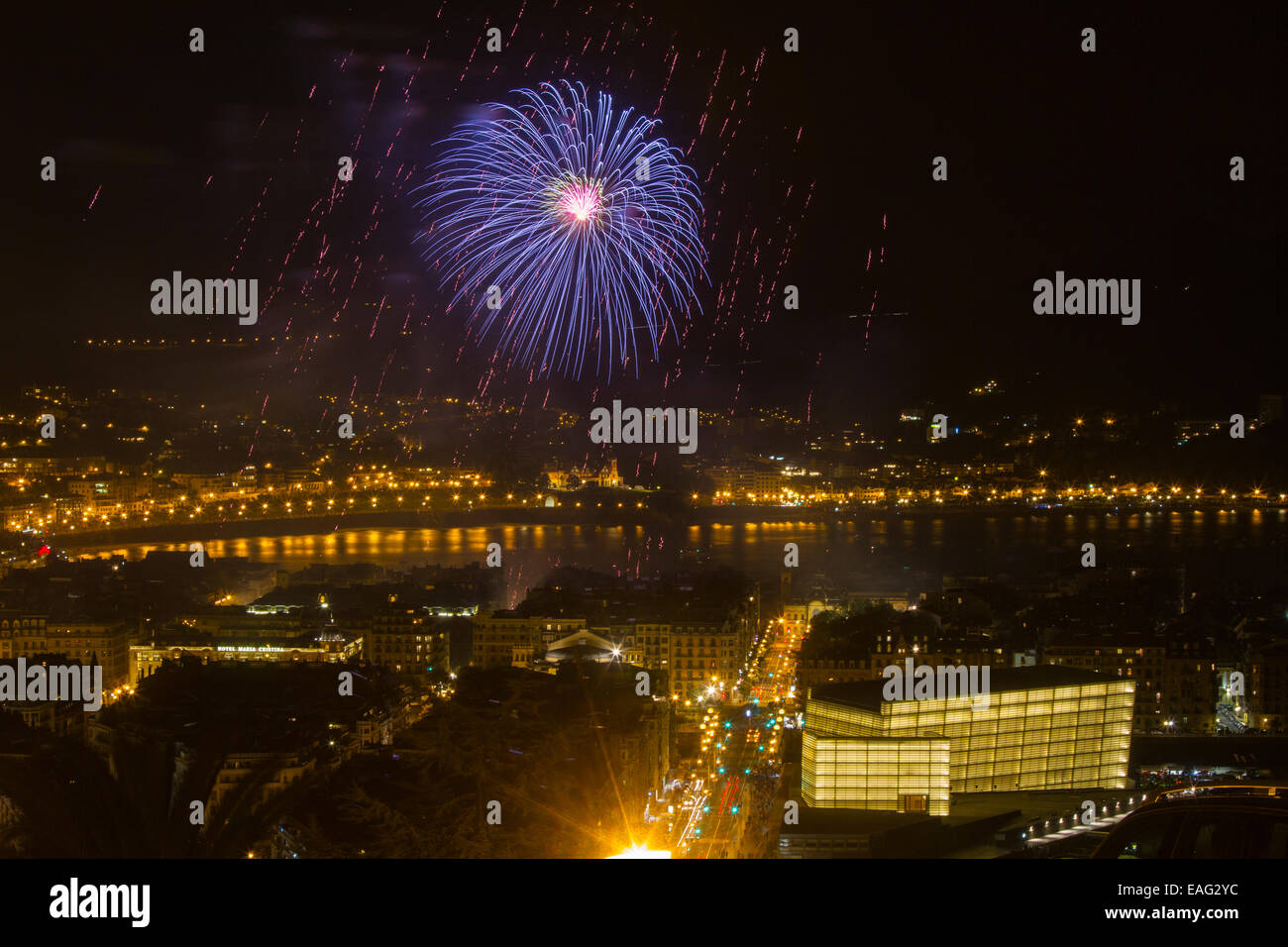 Feuerwerk in Donostia - San Sebastián. Stockfoto