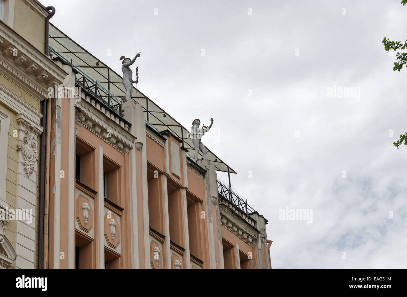 Altes Haus mit menschlichen Figur des Daches zu renovieren. Stadt Plovdiv, Bulgarien Stockfoto
