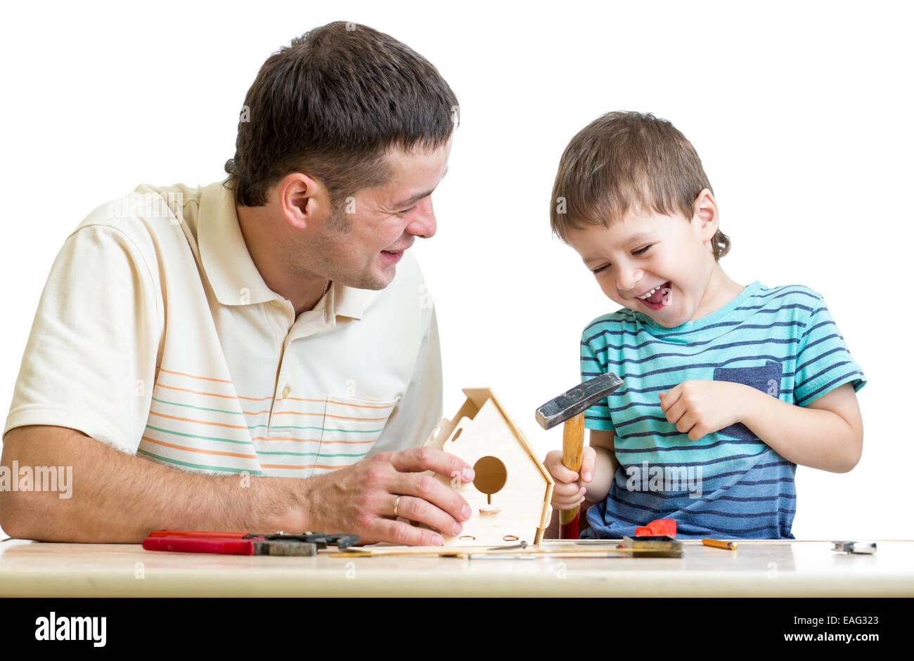 Vater und Sohn gemeinsam mit hammer Stockfoto