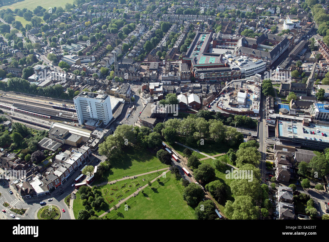 Luftaufnahme des Ealing Broadway und Town centre, London W5, UK Stockfoto