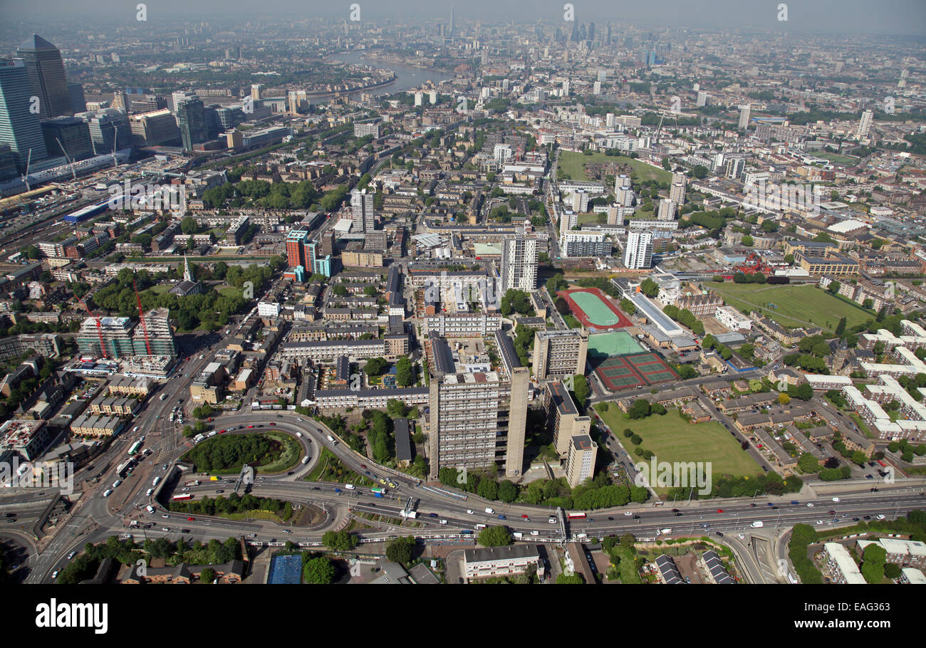 Luftaufnahme von Pappel in East London nach Westen entlang der A13 in Richtung der Stadt, ist die A12 im Vordergrund Stockfoto