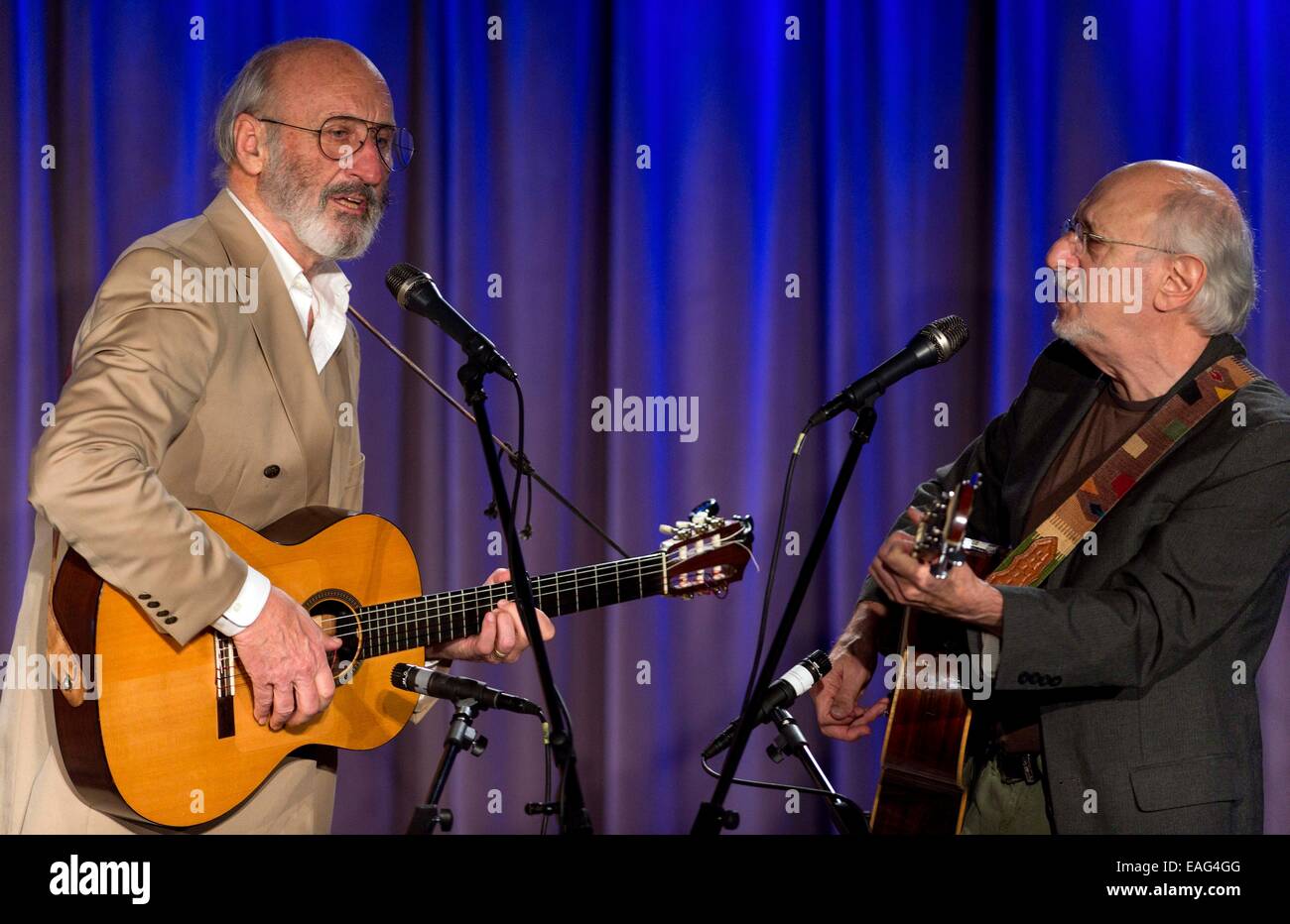 Los Angeles, Kalifornien, USA. 13. November 2014. PETER YARROW, rechts, und NOEL PAUL STOOKEY durchführen und besprechen ihre Karriere als Teil des legendären Trios, Peter, Paul and Mary im GRAMMY Museum in L.A. Live. © Brian Cahn/ZUMA Draht/Alamy Live-Nachrichten Stockfoto