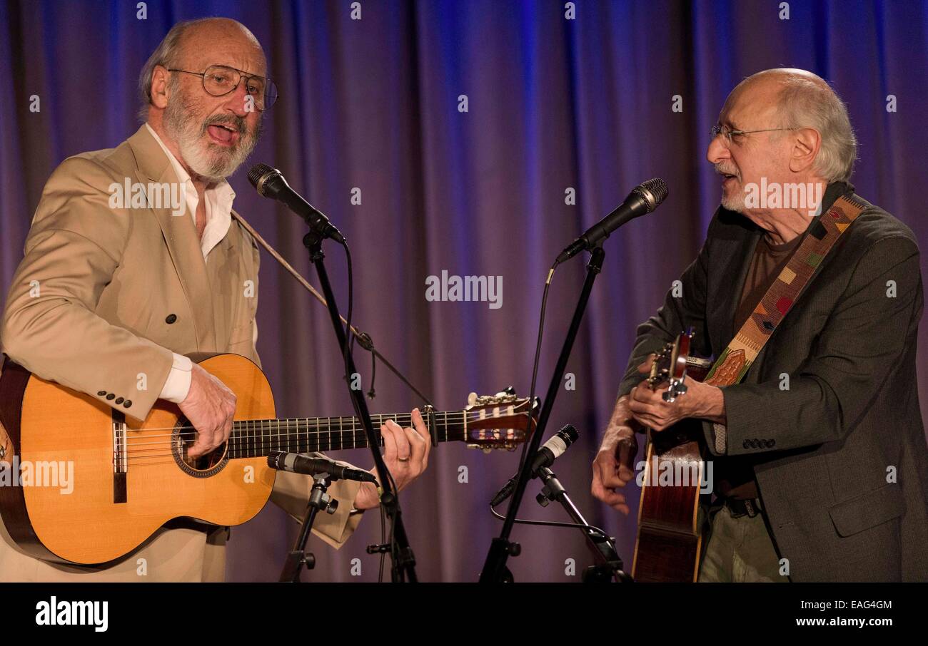 Los Angeles, Kalifornien, USA. 13. November 2014. PETER YARROW, rechts, und NOEL PAUL STOOKEY durchführen und besprechen ihre Karriere als Teil des legendären Trios, Peter, Paul and Mary im GRAMMY Museum in L.A. Live. © Brian Cahn/ZUMA Draht/Alamy Live-Nachrichten Stockfoto