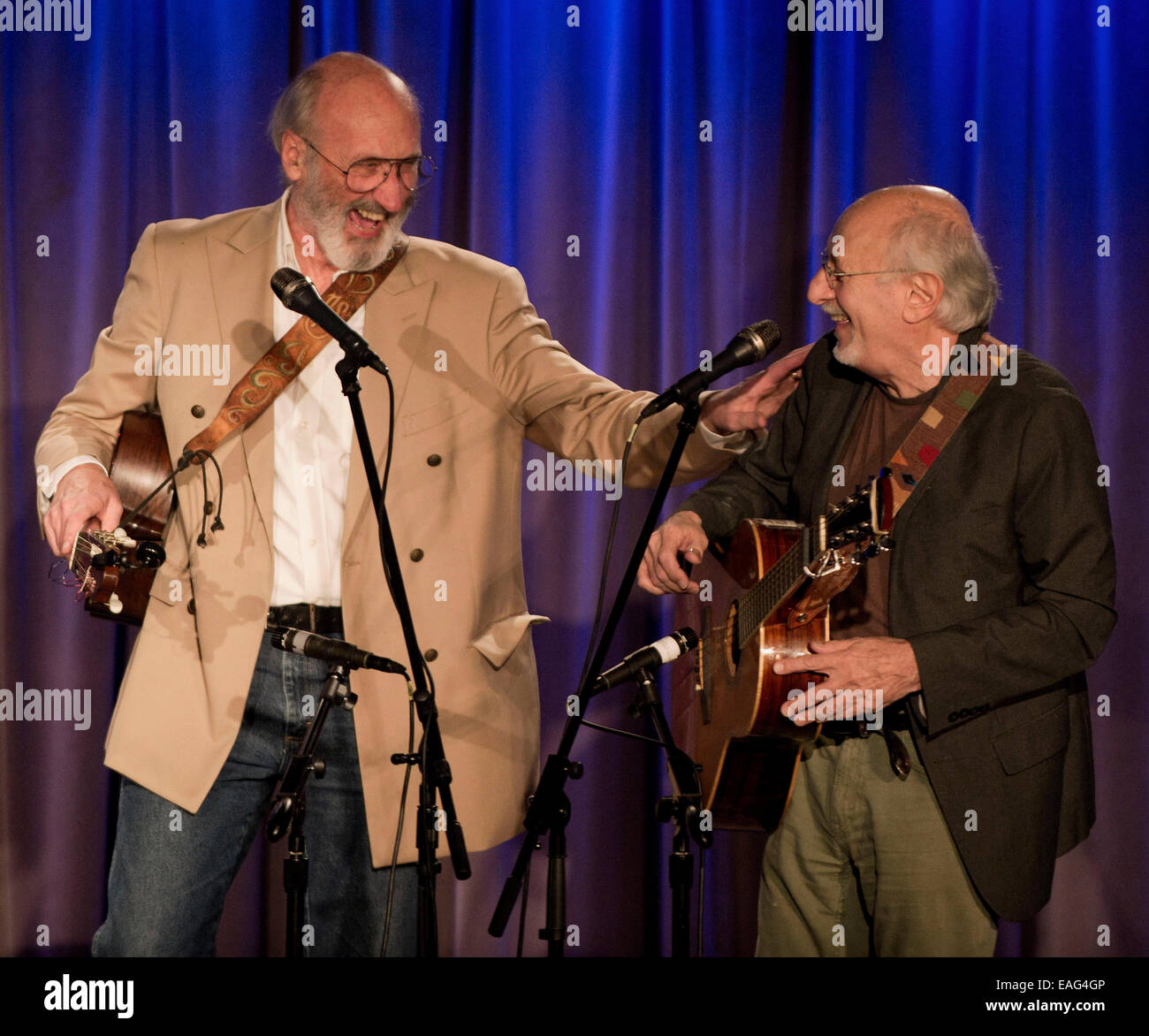 Los Angeles, Kalifornien, USA. 13. November 2014. PETER YARROW, rechts, und NOEL PAUL STOOKEY durchführen und besprechen ihre Karriere als Teil des legendären Trios, Peter, Paul and Mary im GRAMMY Museum in L.A. Live. © Brian Cahn/ZUMA Draht/Alamy Live-Nachrichten Stockfoto