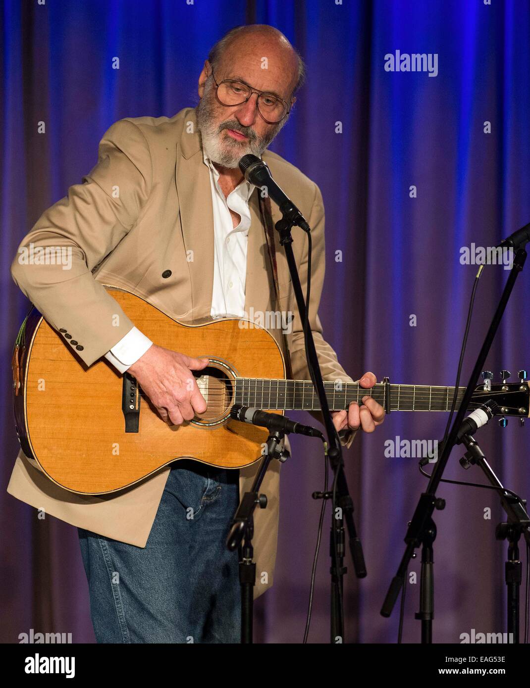 Los Angeles, Kalifornien, USA. 13. November 2014. PAUL NOEL STOOKEY führt und spricht über seine Karriere als Teil des legendären Trios, Peter, Paul and Mary im GRAMMY Museum in L.A. Live. © Brian Cahn/ZUMA Draht/Alamy Live-Nachrichten Stockfoto