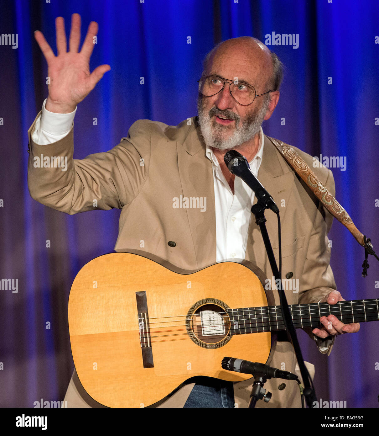 Los Angeles, Kalifornien, USA. 13. November 2014. PAUL NOEL STOOKEY führt und spricht über seine Karriere als Teil des legendären Trios, Peter, Paul and Mary im GRAMMY Museum in L.A. Live. © Brian Cahn/ZUMA Draht/Alamy Live-Nachrichten Stockfoto