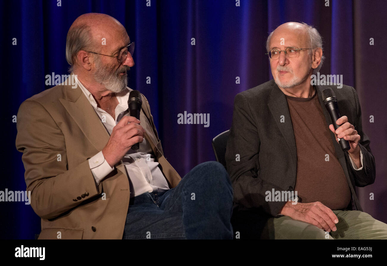 Los Angeles, Kalifornien, USA. 13. November 2014. PETER YARROW, rechts, und NOEL PAUL STOOKEY durchführen und besprechen ihre Karriere als Teil des legendären Trios, Peter, Paul and Mary im GRAMMY Museum in L.A. Live. © Brian Cahn/ZUMA Draht/Alamy Live-Nachrichten Stockfoto