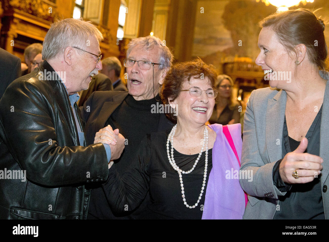 Hamburg, Deutschland. 14. November 2014. Israelische Schriftsteller Amos Oz (2-L), seine Frau Nily Zuckerman (2-R), Liedermacher Wolf Biermann (L) und seine Frau Pamela Stand bei der Zeremonie für die Siegfried-Lenz-Preis im Rathaus in Hamburg, Deutschland, 14. November 2014. Amos Oz es die zuerst, mit dem Siegfried-Lenz-Preis in Hamburg ausgezeichnet worden. Foto: CHRISTIAN CHARISIUS/Dpa/Alamy Live News Stockfoto