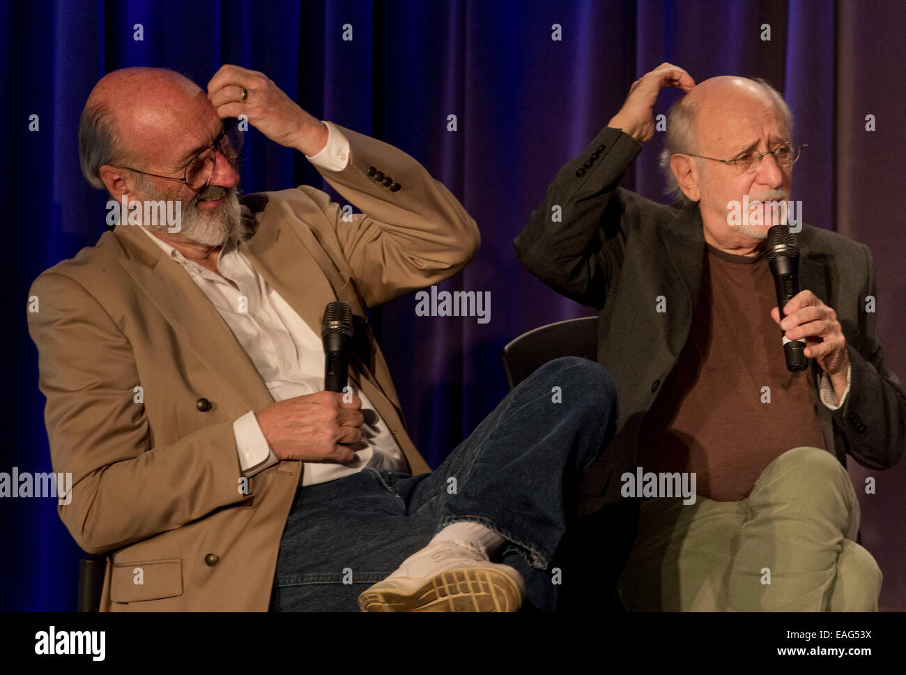 Los Angeles, Kalifornien, USA. 13. November 2014. PETER YARROW, rechts, und NOEL PAUL STOOKEY durchführen und besprechen ihre Karriere als Teil des legendären Trios, Peter, Paul and Mary im GRAMMY Museum in L.A. Live. © Brian Cahn/ZUMA Draht/Alamy Live-Nachrichten Stockfoto