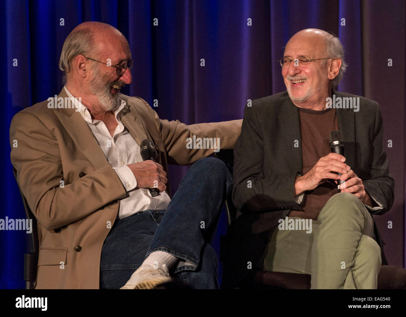 Los Angeles, Kalifornien, USA. 13. November 2014. PETER YARROW, rechts, und NOEL PAUL STOOKEY durchführen und besprechen ihre Karriere als Teil des legendären Trios, Peter, Paul and Mary im GRAMMY Museum in L.A. Live. © Brian Cahn/ZUMA Draht/Alamy Live-Nachrichten Stockfoto