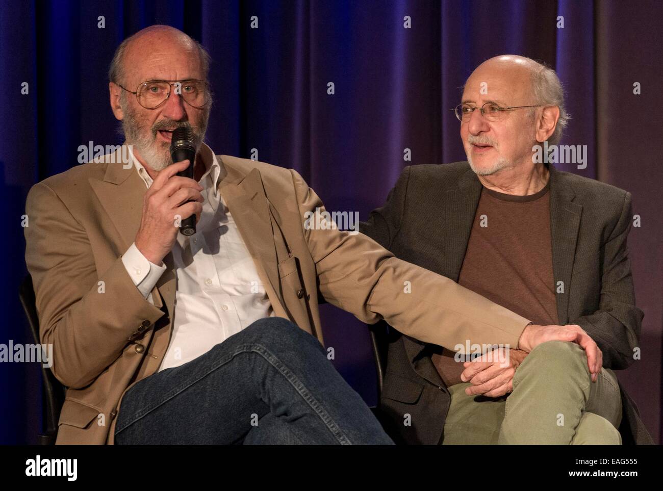 Los Angeles, Kalifornien, USA. 13. November 2014. PETER YARROW, rechts, und NOEL PAUL STOOKEY durchführen und besprechen ihre Karriere als Teil des legendären Trios, Peter, Paul and Mary im GRAMMY Museum in L.A. Live. © Brian Cahn/ZUMA Draht/Alamy Live-Nachrichten Stockfoto