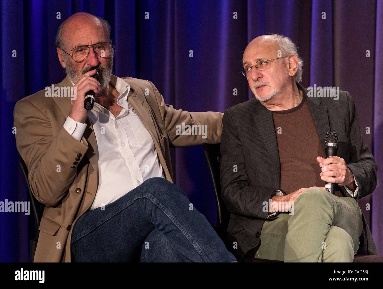 Los Angeles, Kalifornien, USA. 13. November 2014. PETER YARROW, rechts, und NOEL PAUL STOOKEY durchführen und besprechen ihre Karriere als Teil des legendären Trios, Peter, Paul and Mary im GRAMMY Museum in L.A. Live. © Brian Cahn/ZUMA Draht/Alamy Live-Nachrichten Stockfoto