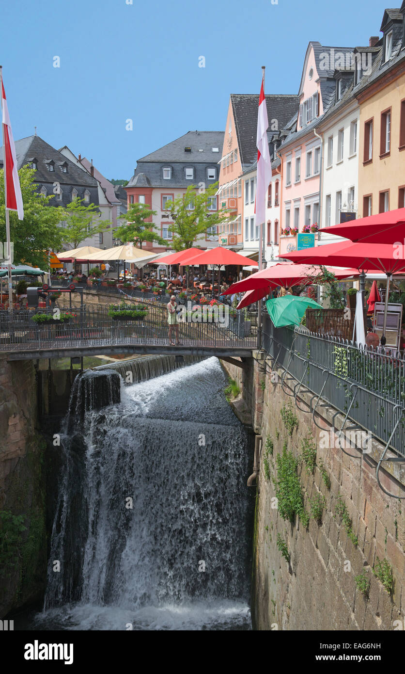 Leuk-Fluss und Wasserfall im malerischen Zentrum Saarburg Saarland Deutschland Stockfoto
