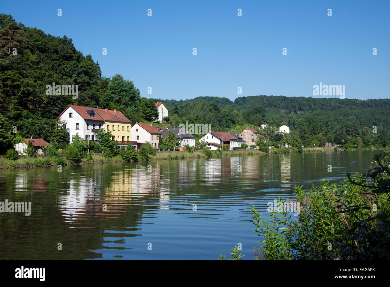 Riverside Häuser Upper River Saar Saarland Deutschland Stockfoto