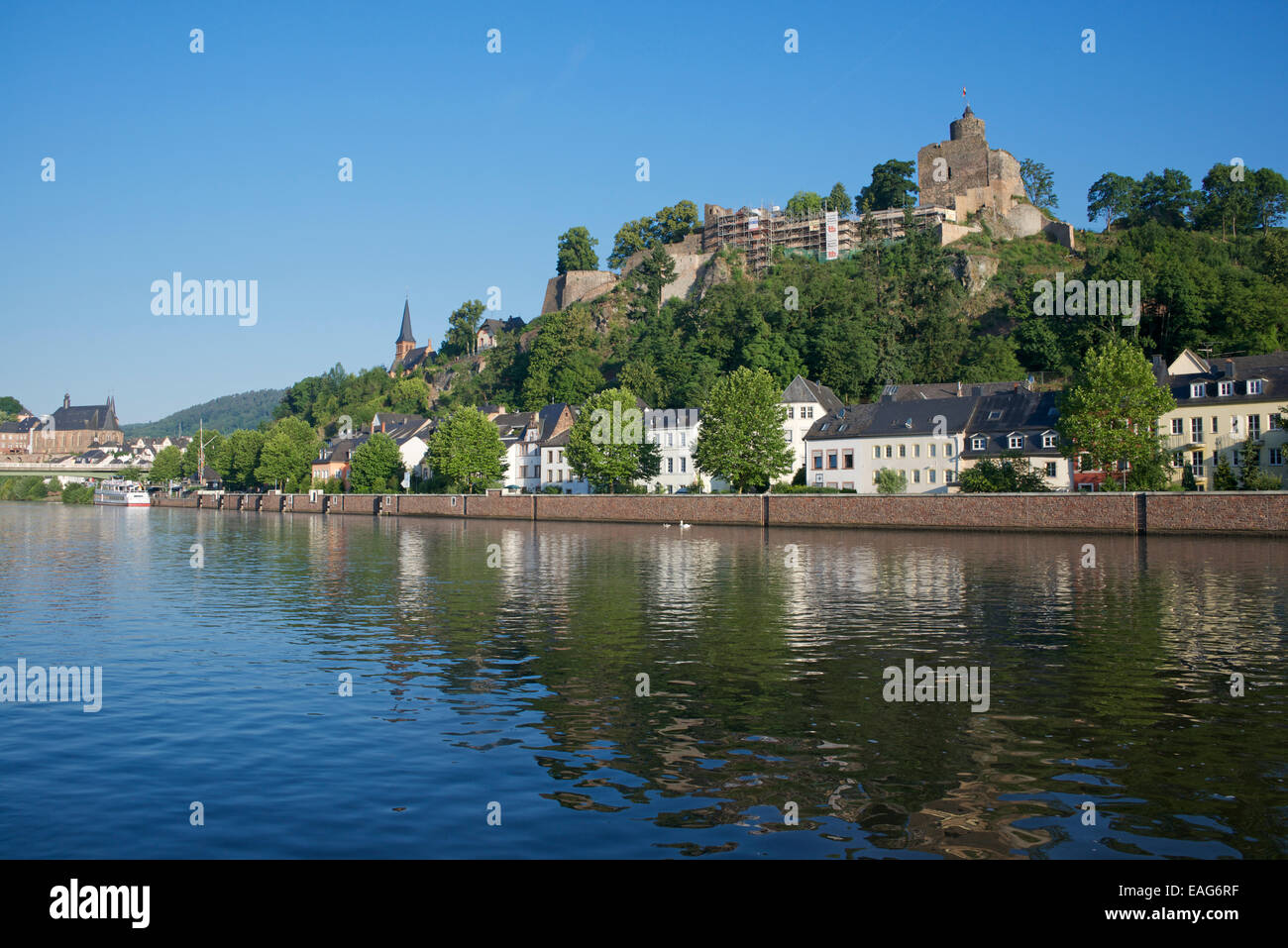 Saarburg-Burg und am Flussufer Gebäude am Fluss Saar Saarland Deutschland Stockfoto