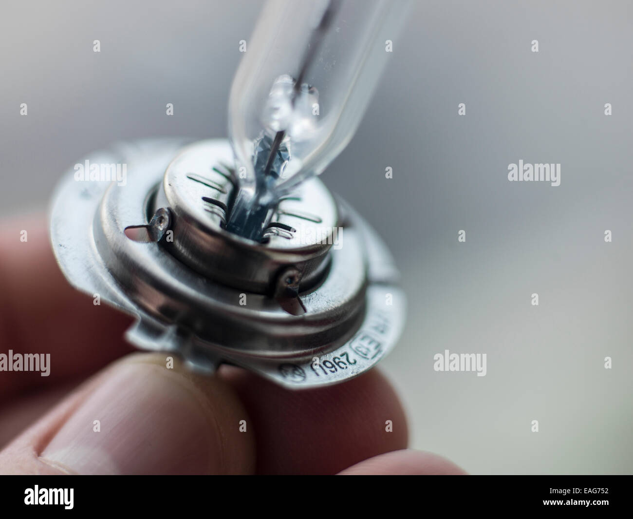 Eine Person, die ein Auto Glühbirne. Stockfoto