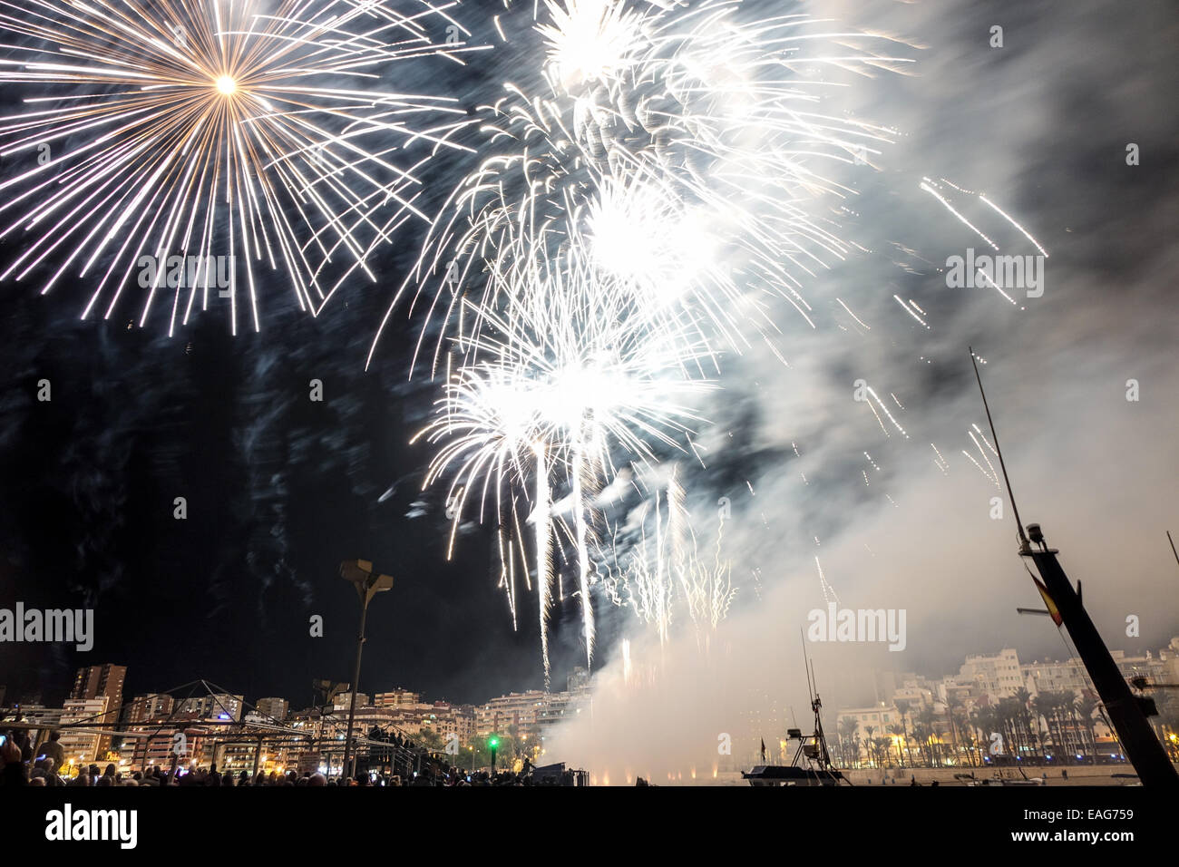 Feuerwerk vom Strand in Benidorm, Spanien Stockfotografie - Alamy