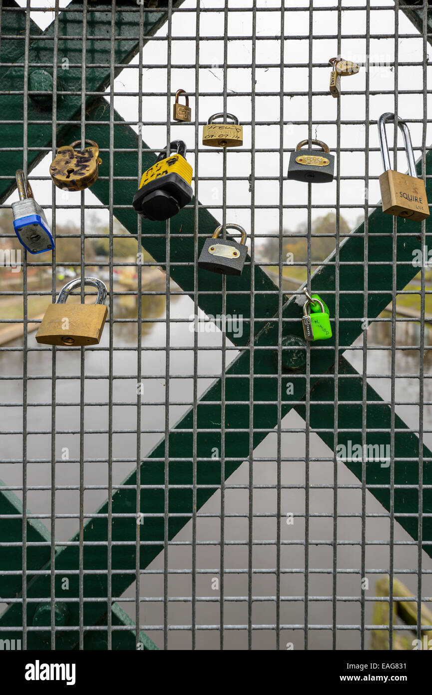 Romantik - der letzten Schrei der Verriegelung Vorhängeschlösser an einem öffentlichen Ort, eine immerwährende Engagement für eine liebevolle Beziehung zu bedeuten. Stockfoto