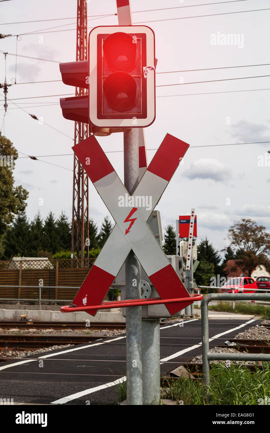 St.-Andreas Kreuz und rote Ampel Stockfoto