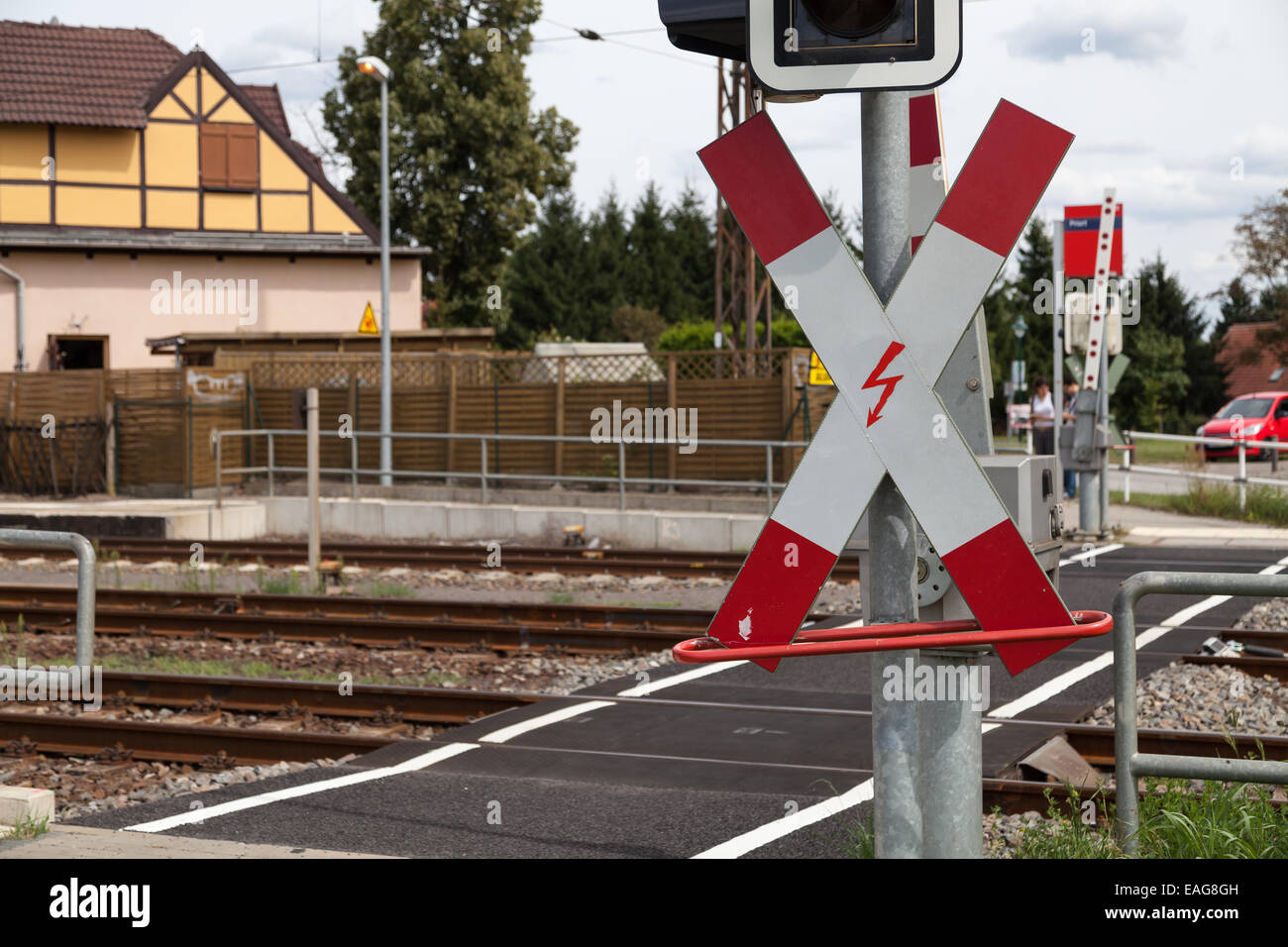 Andreaskreuz am Bahnübergang Stockfoto