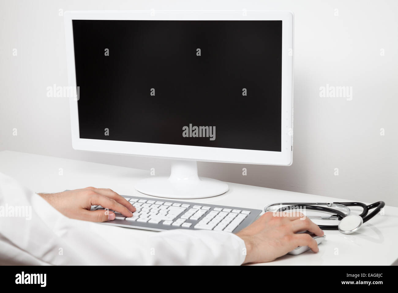 Arzt, arbeiten am Computer mit weißem Gehäuse Stockfoto