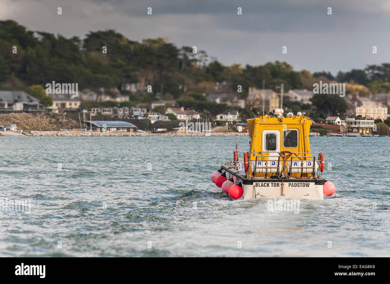 Die Padstow Fähre über den Fluss Camel in Cornwall die Dorf Rock dämpfen. Stockfoto