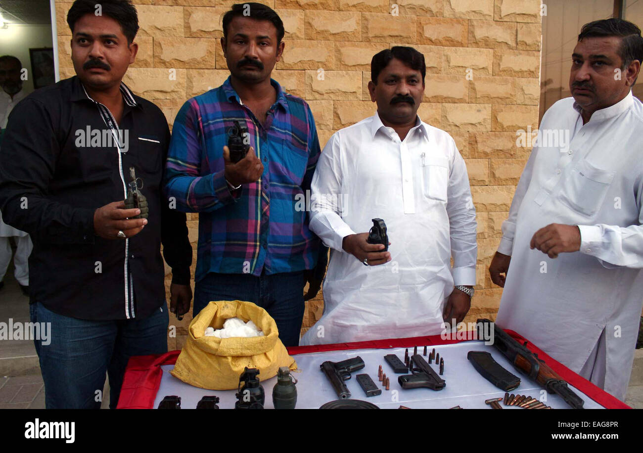 CID Polizei Personal zeigt beschlagnahmt Munition von kriminellen nach ihrer Inhaftierung bei Razzia in Gulshan-e-Jamal, erholt, während Medien-Briefing am Garten Polizei Head Quarter in Karachi Freitag, 14. November 2014 statt. News Stockfoto