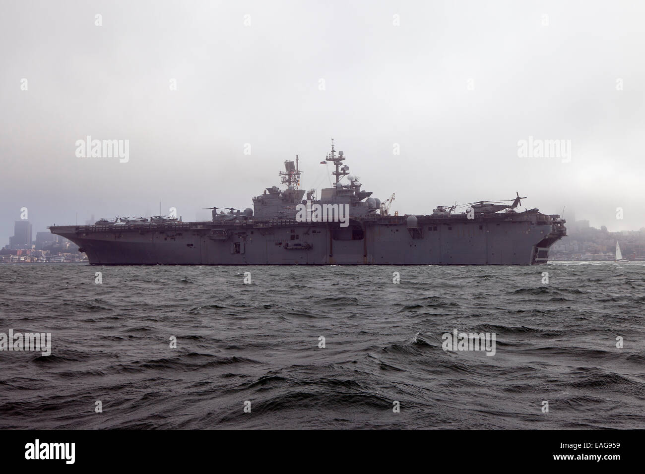 Der Wasp-Klasse amphibischen Angriff Schiff USS Makin Island (LHD-8) an der San Francisco Bay im Oktober 2012. Stockfoto