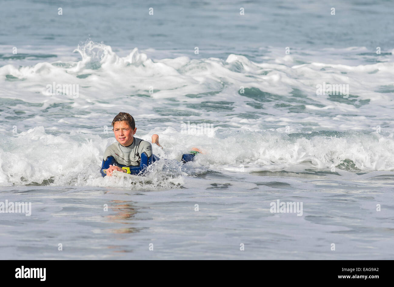 Ein junger Surfer amüsiert sich im Meer Sennen Cove in Cornwall. Stockfoto